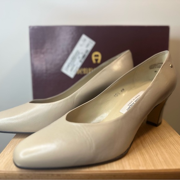 NIB ETIENNE AIGNER Vintage Taylor Putty Beige Leather Pumps 2.5" Heels Sz 10.5 - Picture 1 of 14